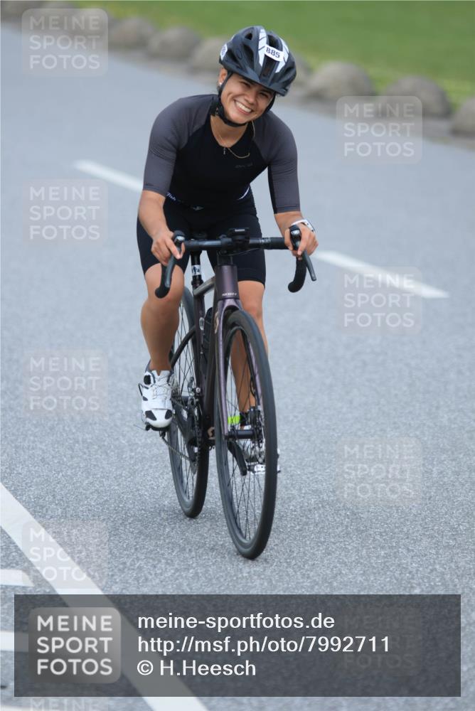 21.06.2025 - 27. Vierlanden-Triathlon H.Heesch http://msf.ph/oto/7992711 15.06.2025 12:03:28 Radfahren 885, 911, 917 meine-sportfotos.de