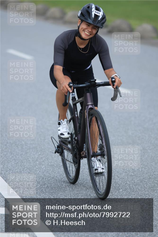 21.06.2025 - 27. Vierlanden-Triathlon H.Heesch http://msf.ph/oto/7992722 15.06.2025 12:03:28 Radfahren 885, 911, 917 meine-sportfotos.de