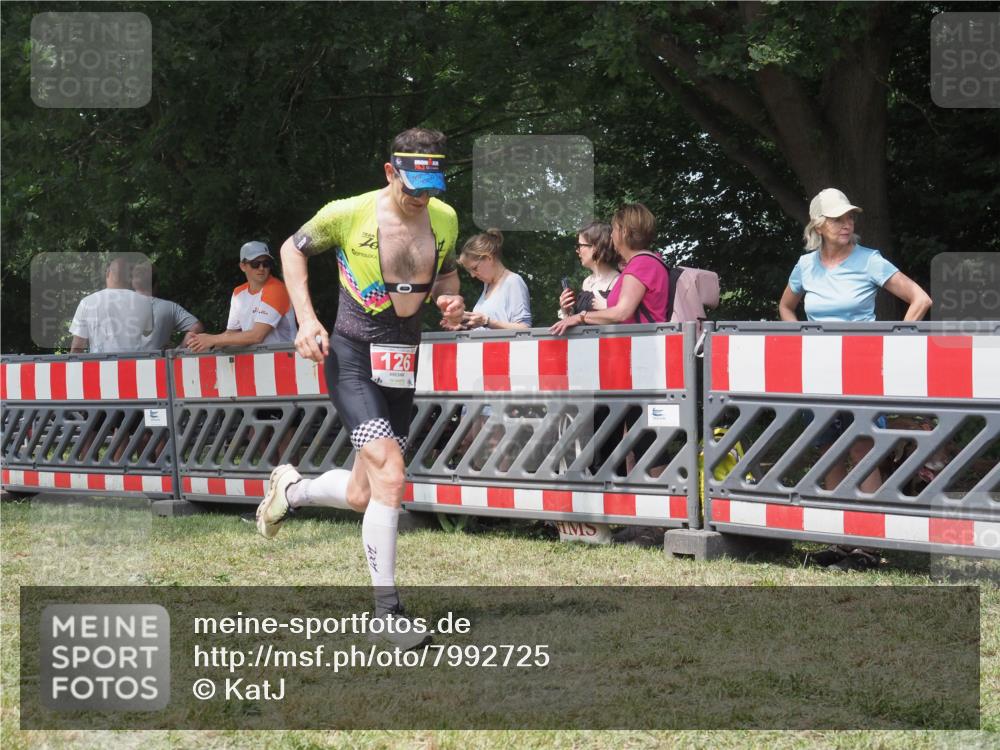 21.06.2025 - 27. Vierlanden-Triathlon KatJ http://msf.ph/oto/7992725 15.06.2025 12:30:56 Ziel 126 meine-sportfotos.de