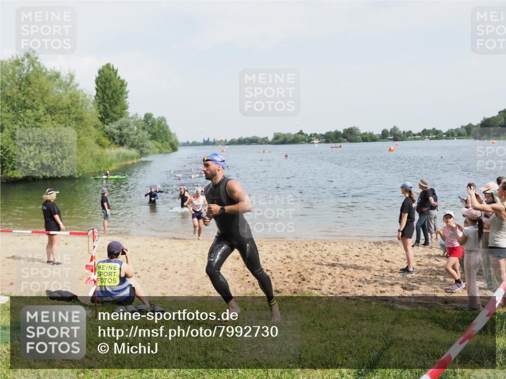 21.06.2025 - 27. Vierlanden-Triathlon MichiJ http://msf.ph/oto/7992730 15.06.2026 09:55:09 Schwimmen 299, 306, 311, 326 meine-sportfotos.de