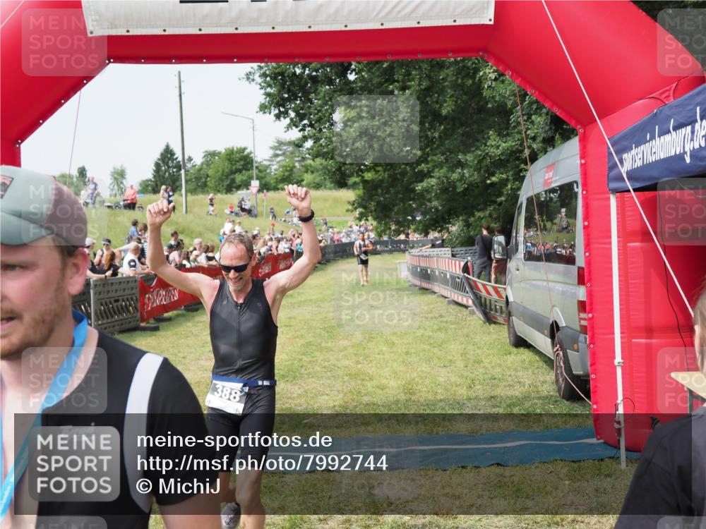 21.06.2025 - 27. Vierlanden-Triathlon MichiJ http://msf.ph/oto/7992744 15.06.2026 11:15:27 Ziel 340, 388 meine-sportfotos.de
