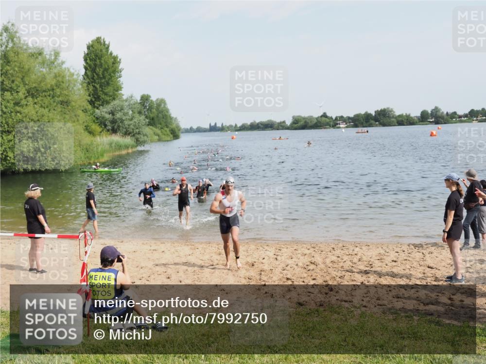 21.06.2025 - 27. Vierlanden-Triathlon MichiJ http://msf.ph/oto/7992750 15.06.2026 09:55:10 Schwimmen 299, 306, 311, 326 meine-sportfotos.de