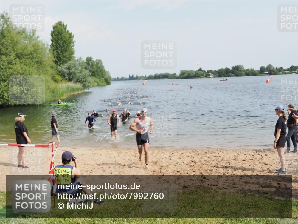 21.06.2025 - 27. Vierlanden-Triathlon MichiJ http://msf.ph/oto/7992760 15.06.2026 09:55:11 Schwimmen 299, 306, 311, 326 meine-sportfotos.de