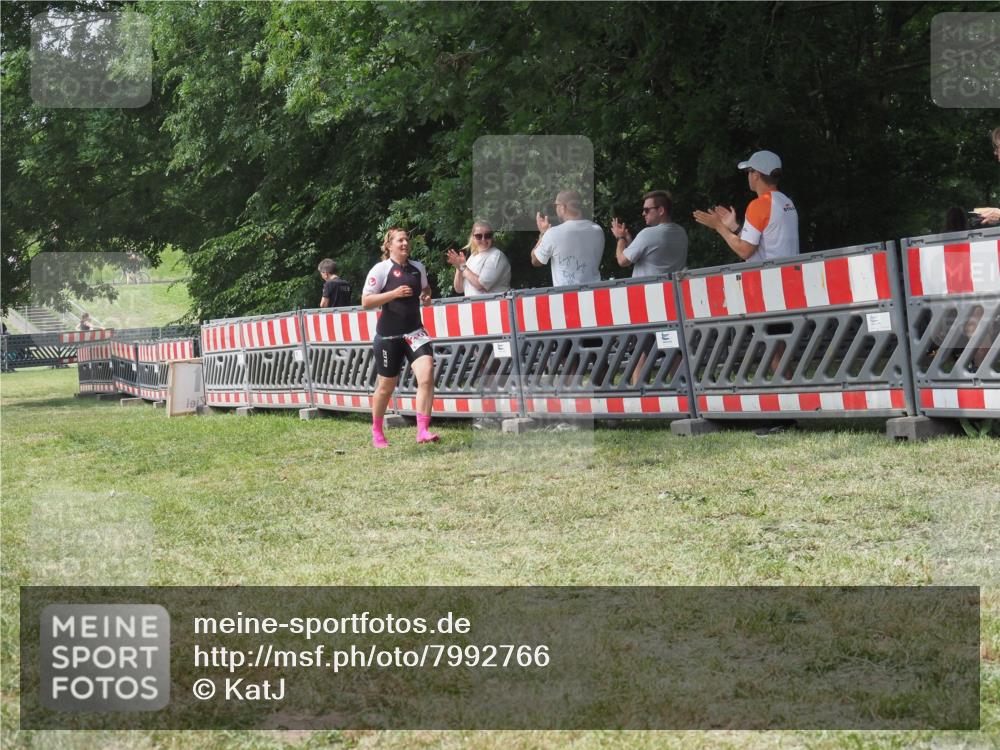 21.06.2025 - 27. Vierlanden-Triathlon KatJ http://msf.ph/oto/7992766 15.06.2025 12:31:36 Ziel 250 meine-sportfotos.de