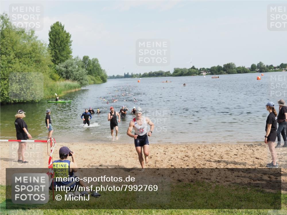 21.06.2025 - 27. Vierlanden-Triathlon MichiJ http://msf.ph/oto/7992769 15.06.2026 09:55:11 Schwimmen 299, 306, 311, 326 meine-sportfotos.de