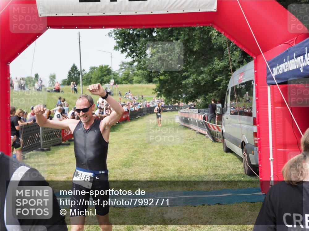 21.06.2025 - 27. Vierlanden-Triathlon MichiJ http://msf.ph/oto/7992771 15.06.2026 11:15:27 Ziel 340, 388 meine-sportfotos.de
