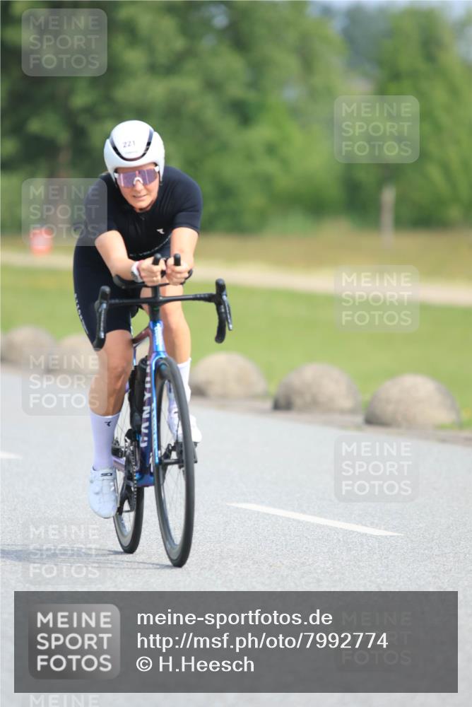 15.06.2025 - 27. Vierlanden-Triathlon H.Heesch http://msf.ph/oto/7992774 15.06.2025 10:18:37 Radfahren 221 meine-sportfotos.de