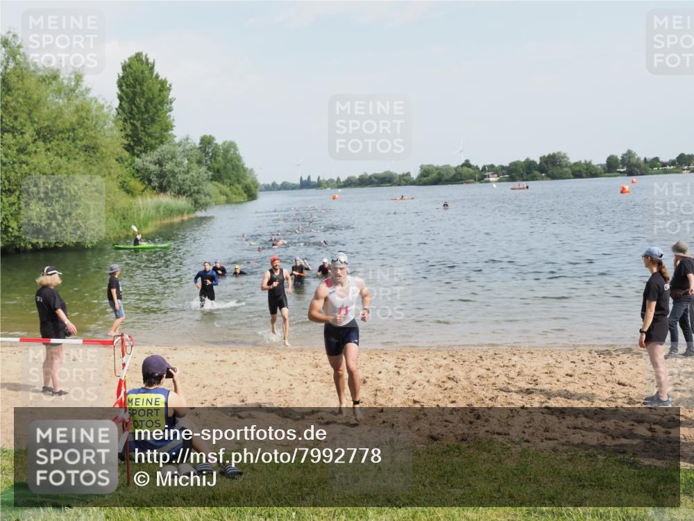 21.06.2025 - 27. Vierlanden-Triathlon MichiJ http://msf.ph/oto/7992778 15.06.2026 09:55:11 Schwimmen 299, 306, 311, 326 meine-sportfotos.de
