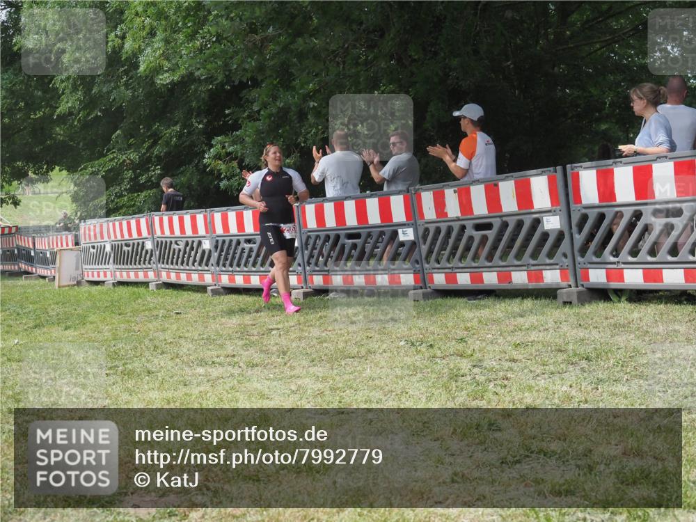 21.06.2025 - 27. Vierlanden-Triathlon KatJ http://msf.ph/oto/7992779 15.06.2025 12:31:37 Ziel 250 meine-sportfotos.de