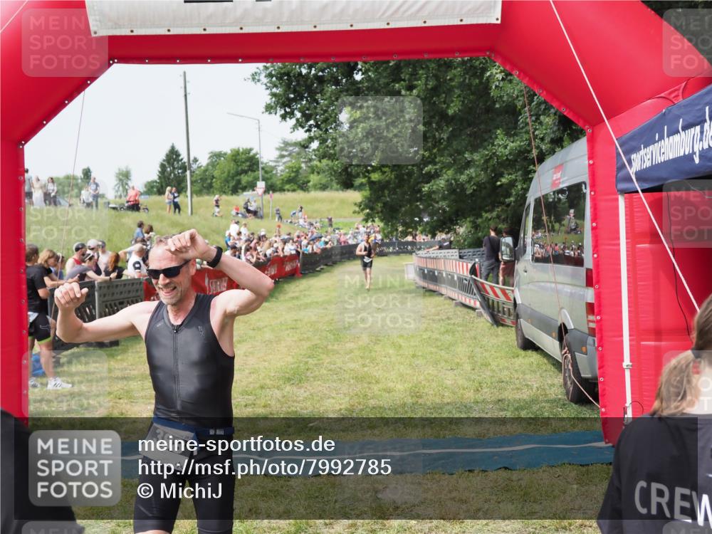 21.06.2025 - 27. Vierlanden-Triathlon MichiJ http://msf.ph/oto/7992785 15.06.2026 11:15:28 Ziel 388 meine-sportfotos.de