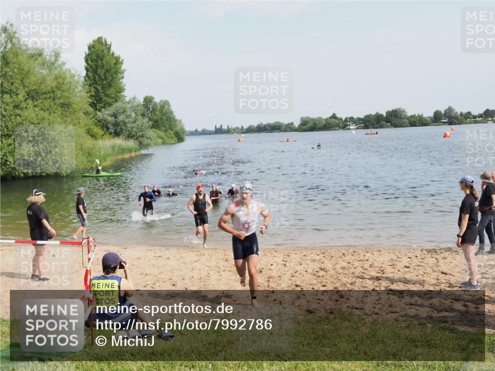 21.06.2025 - 27. Vierlanden-Triathlon MichiJ http://msf.ph/oto/7992786 15.06.2026 09:55:11 Schwimmen 299, 306, 311, 326 meine-sportfotos.de