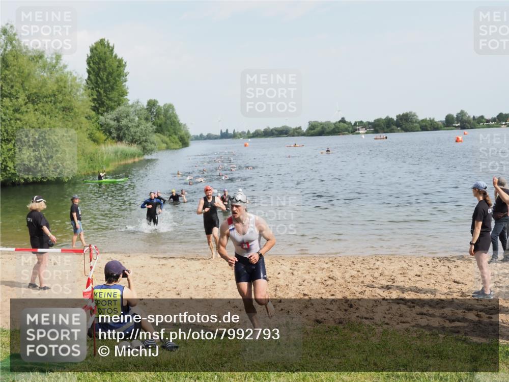 21.06.2025 - 27. Vierlanden-Triathlon MichiJ http://msf.ph/oto/7992793 15.06.2026 09:55:12 Schwimmen 299, 306, 311, 326 meine-sportfotos.de
