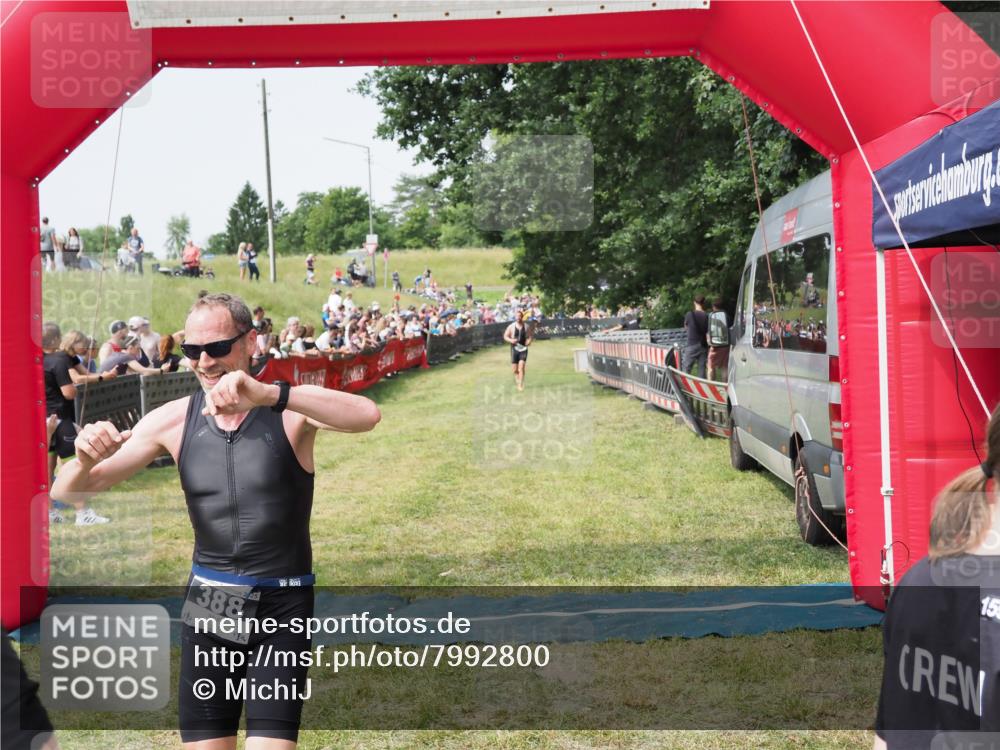 21.06.2025 - 27. Vierlanden-Triathlon MichiJ http://msf.ph/oto/7992800 15.06.2026 11:15:28 Ziel 388 meine-sportfotos.de