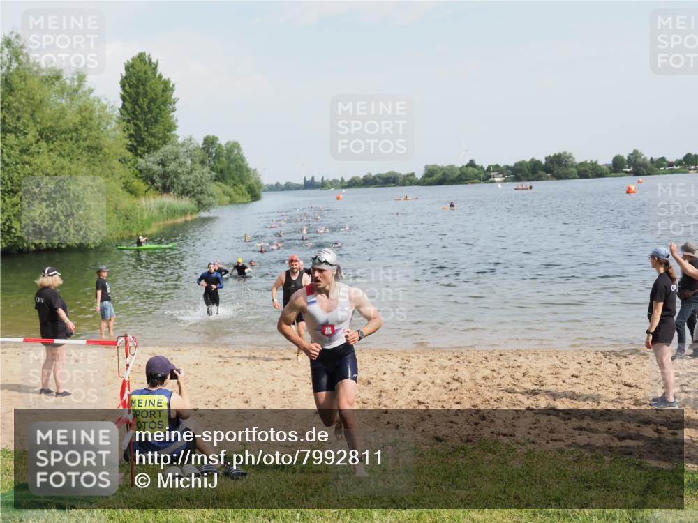21.06.2025 - 27. Vierlanden-Triathlon MichiJ http://msf.ph/oto/7992811 15.06.2026 09:55:12 Schwimmen 299, 306, 311, 326 meine-sportfotos.de