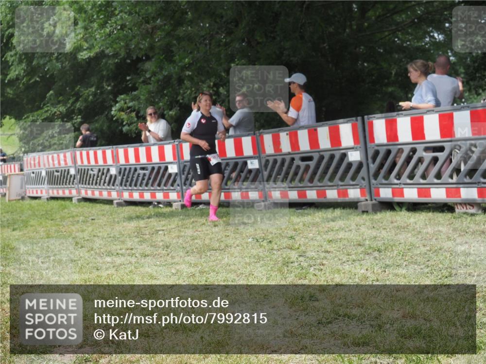 21.06.2025 - 27. Vierlanden-Triathlon KatJ http://msf.ph/oto/7992815 15.06.2025 12:31:37 Ziel 250 meine-sportfotos.de