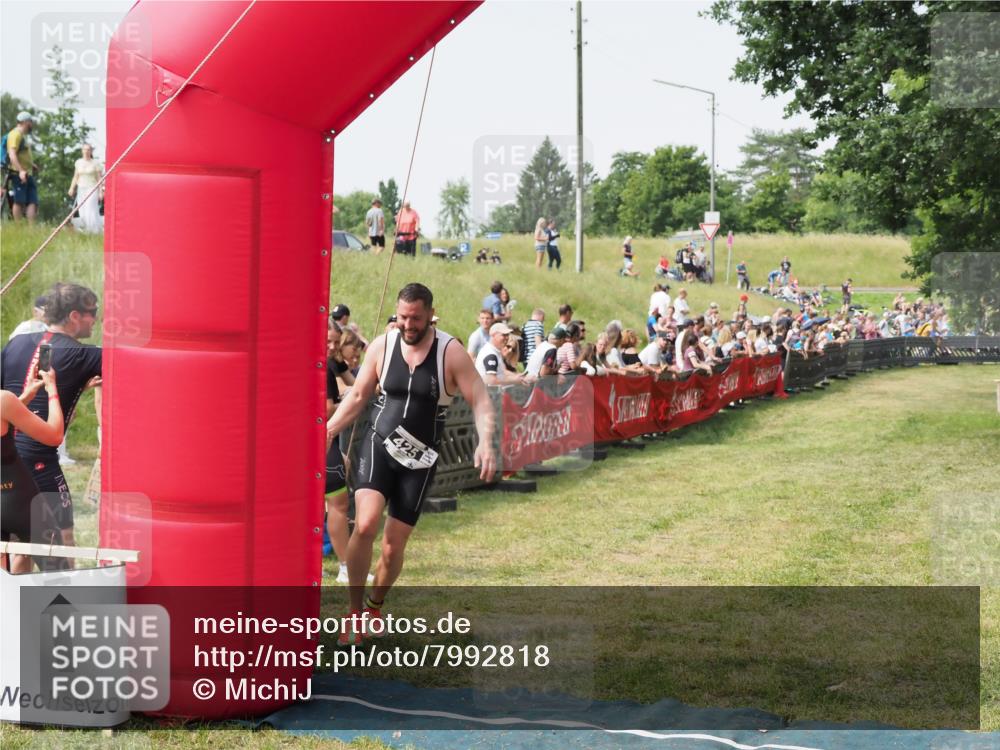 21.06.2025 - 27. Vierlanden-Triathlon MichiJ http://msf.ph/oto/7992818 15.06.2026 11:15:34 Ziel 425 meine-sportfotos.de