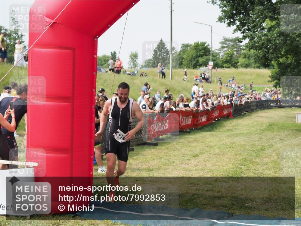 21.06.2025 - 27. Vierlanden-Triathlon MichiJ http://msf.ph/oto/7992853 15.06.2026 11:15:34 Ziel 425 meine-sportfotos.de