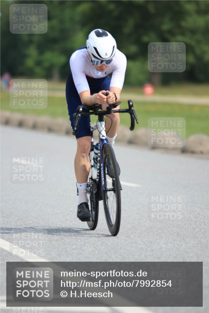 15.06.2025 - 27. Vierlanden-Triathlon H.Heesch http://msf.ph/oto/7992854 15.06.2025 10:19:35 Radfahren 4, 8, 174, 292 meine-sportfotos.de