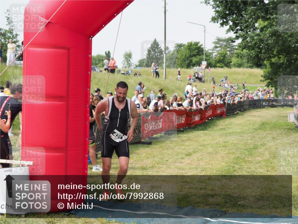21.06.2025 - 27. Vierlanden-Triathlon MichiJ http://msf.ph/oto/7992868 15.06.2026 11:15:34 Ziel 425 meine-sportfotos.de