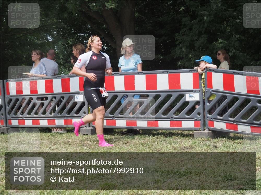21.06.2025 - 27. Vierlanden-Triathlon KatJ http://msf.ph/oto/7992910 15.06.2025 12:31:39 Ziel 250 meine-sportfotos.de