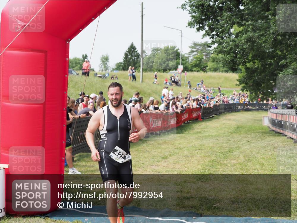 21.06.2025 - 27. Vierlanden-Triathlon MichiJ http://msf.ph/oto/7992954 15.06.2026 11:15:35 Ziel 425 meine-sportfotos.de