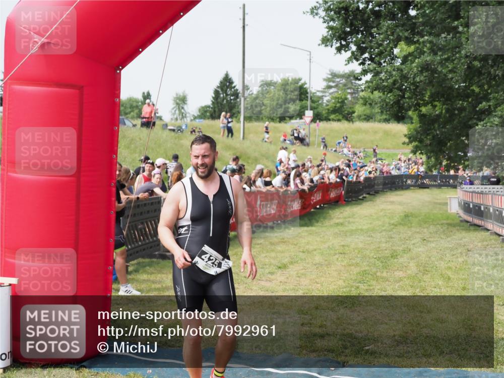 21.06.2025 - 27. Vierlanden-Triathlon MichiJ http://msf.ph/oto/7992961 15.06.2026 11:15:35 Ziel 425 meine-sportfotos.de