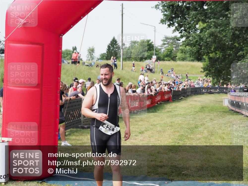 21.06.2025 - 27. Vierlanden-Triathlon MichiJ http://msf.ph/oto/7992972 15.06.2026 11:15:35 Ziel 425 meine-sportfotos.de