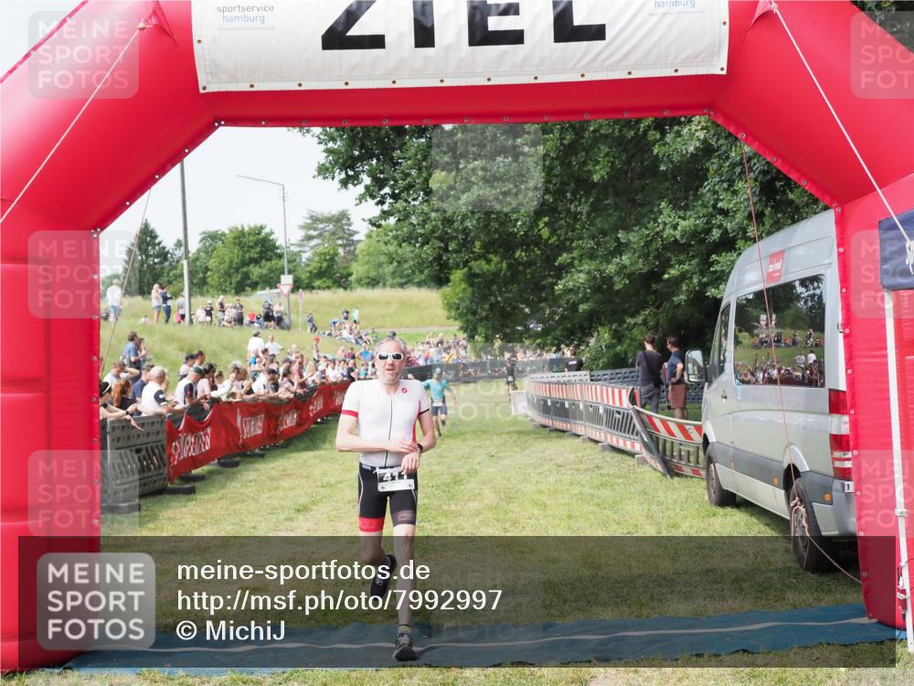 21.06.2025 - 27. Vierlanden-Triathlon MichiJ http://msf.ph/oto/7992997 15.06.2026 11:16:08 Ziel 411, 434 meine-sportfotos.de