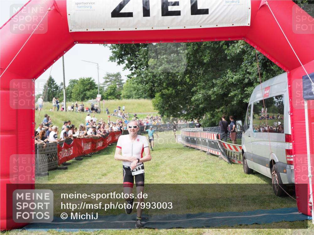 21.06.2025 - 27. Vierlanden-Triathlon MichiJ http://msf.ph/oto/7993003 15.06.2026 11:16:08 Ziel 411, 434 meine-sportfotos.de