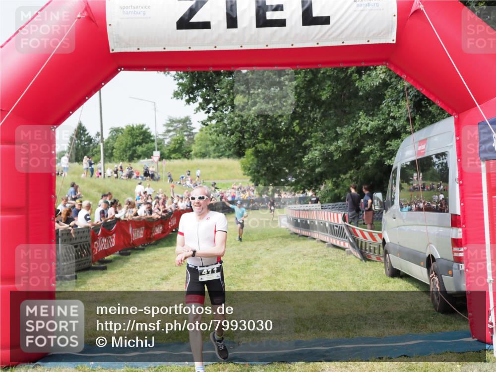 21.06.2025 - 27. Vierlanden-Triathlon MichiJ http://msf.ph/oto/7993030 15.06.2026 11:16:08 Ziel 411, 434 meine-sportfotos.de