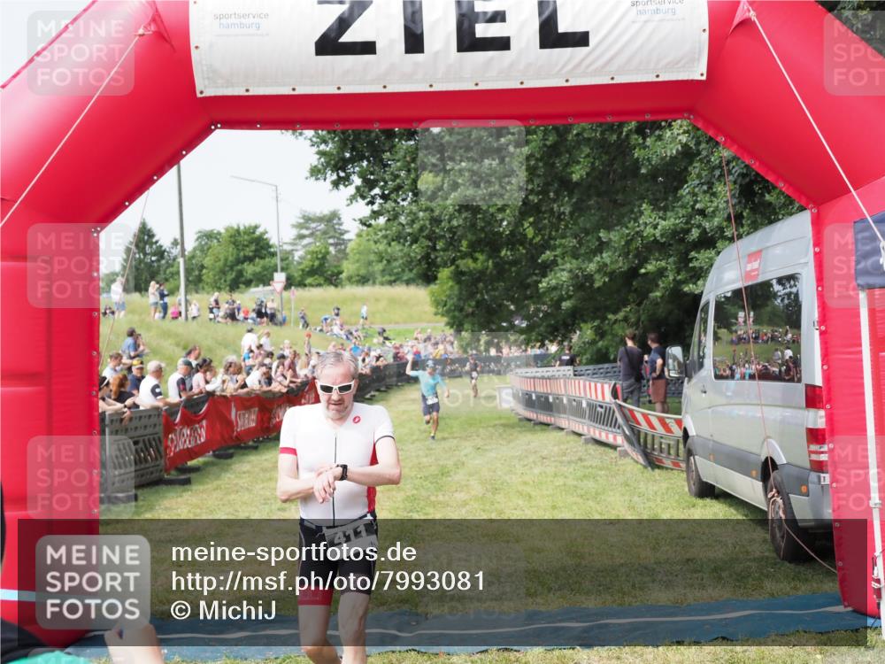 21.06.2025 - 27. Vierlanden-Triathlon MichiJ http://msf.ph/oto/7993081 15.06.2026 11:16:09 Ziel 411, 434 meine-sportfotos.de