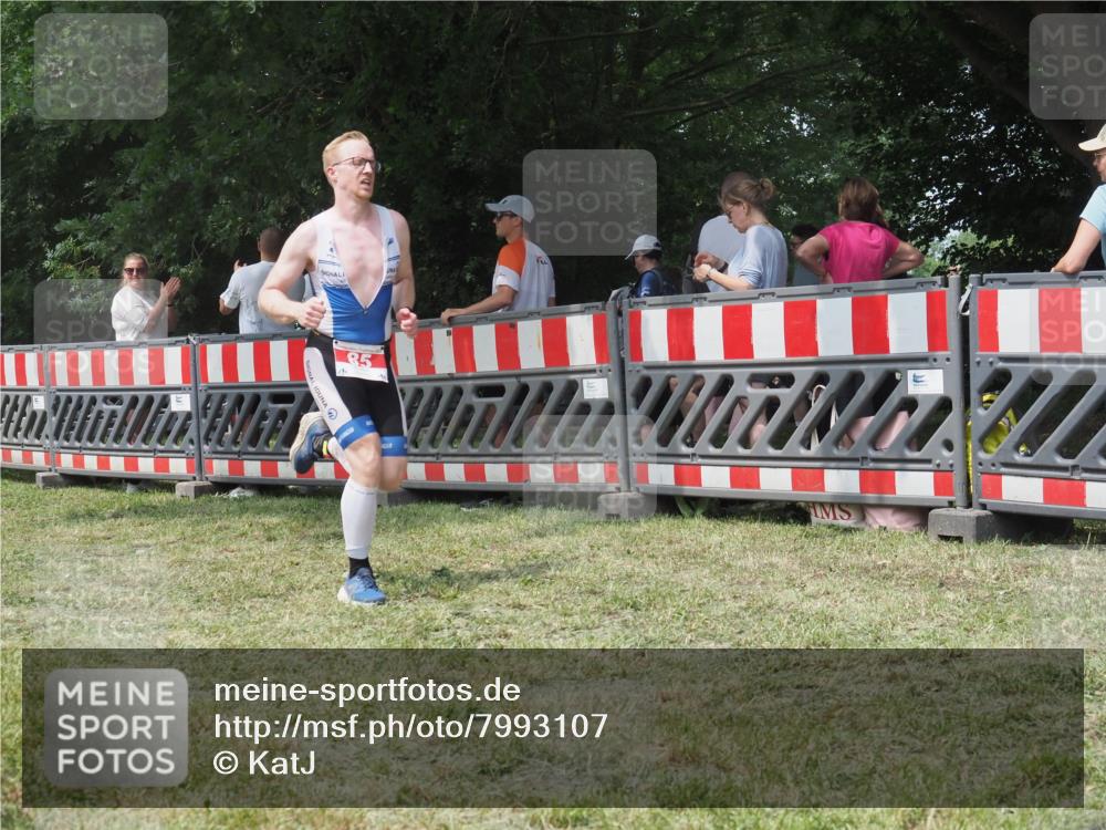 21.06.2025 - 27. Vierlanden-Triathlon KatJ http://msf.ph/oto/7993107 15.06.2025 12:33:33 Ziel 85 meine-sportfotos.de