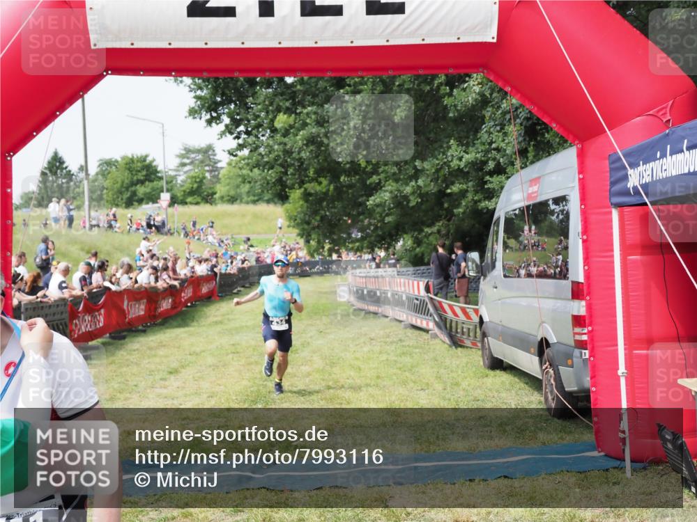 21.06.2025 - 27. Vierlanden-Triathlon MichiJ http://msf.ph/oto/7993116 15.06.2026 11:16:11 Ziel 411, 434 meine-sportfotos.de