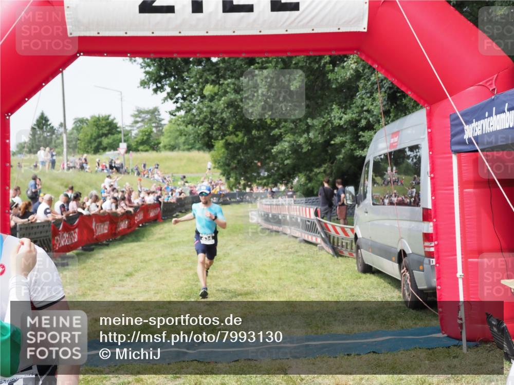 21.06.2025 - 27. Vierlanden-Triathlon MichiJ http://msf.ph/oto/7993130 15.06.2026 11:16:11 Ziel 411, 434 meine-sportfotos.de