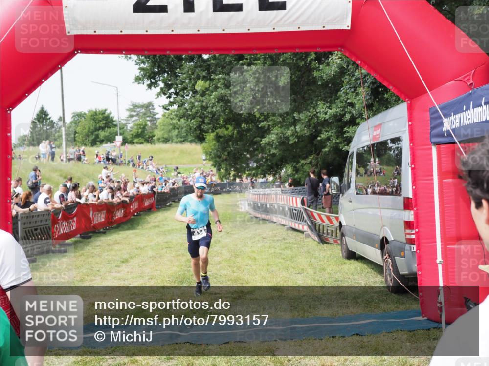 21.06.2025 - 27. Vierlanden-Triathlon MichiJ http://msf.ph/oto/7993157 15.06.2026 11:16:12 Ziel 411, 434 meine-sportfotos.de