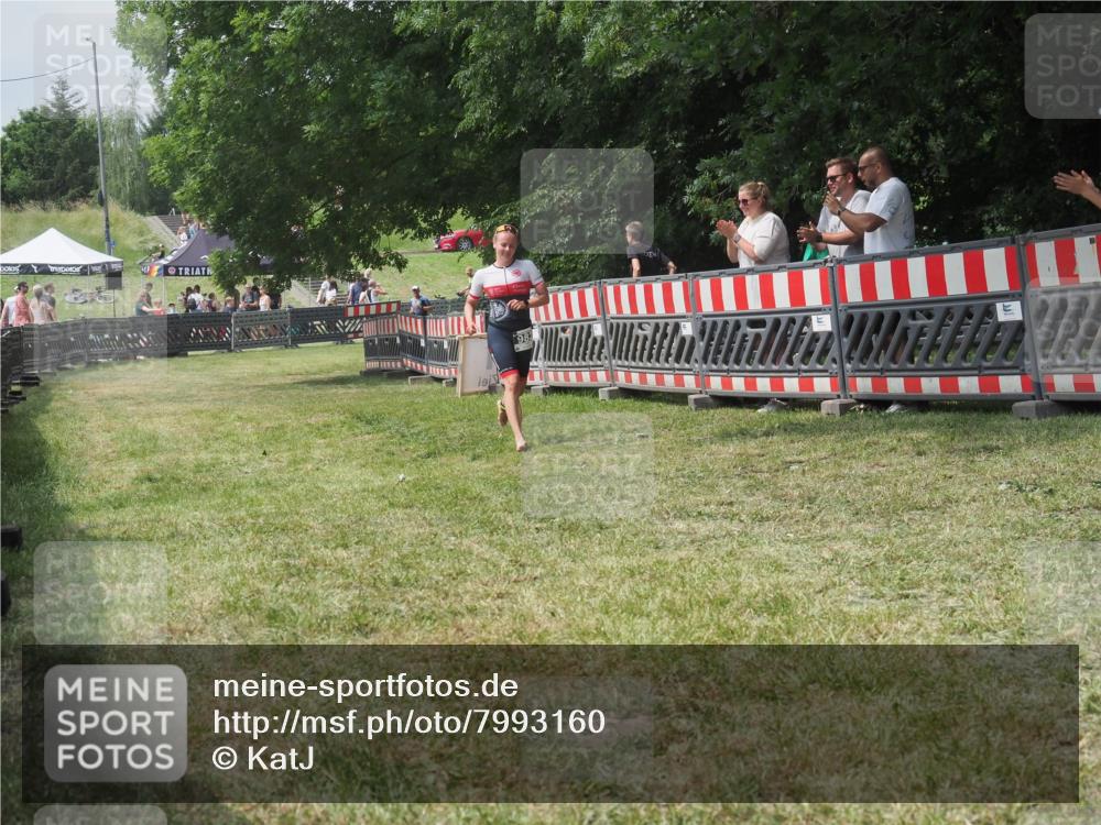 21.06.2025 - 27. Vierlanden-Triathlon KatJ http://msf.ph/oto/7993160 15.06.2025 12:33:51 Ziel 982 meine-sportfotos.de