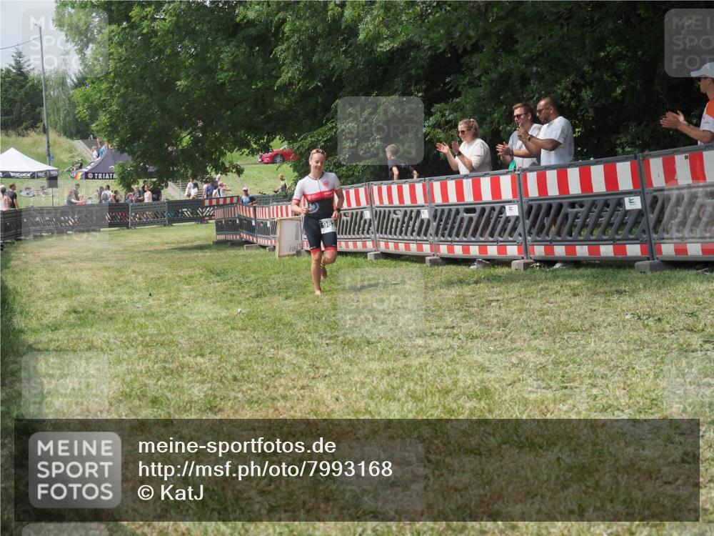 21.06.2025 - 27. Vierlanden-Triathlon KatJ http://msf.ph/oto/7993168 15.06.2025 12:33:51 Ziel 982 meine-sportfotos.de