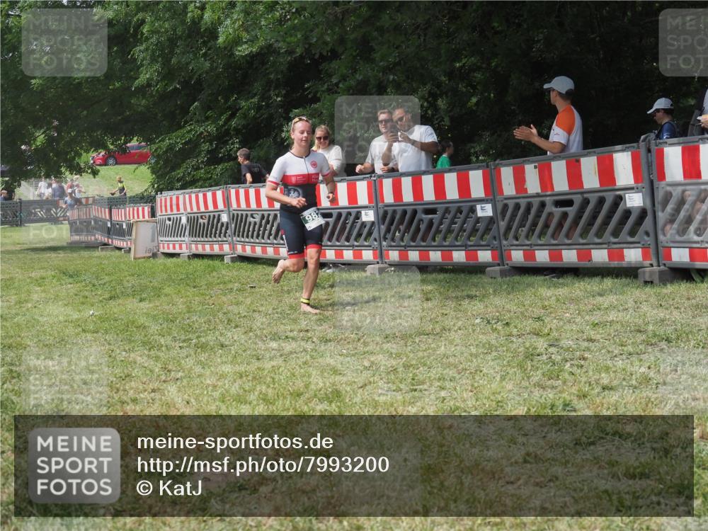21.06.2025 - 27. Vierlanden-Triathlon KatJ http://msf.ph/oto/7993200 15.06.2025 12:33:52 Ziel 982 meine-sportfotos.de
