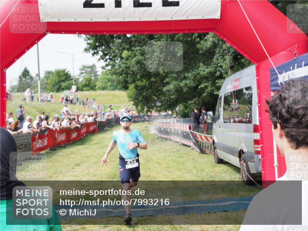 21.06.2025 - 27. Vierlanden-Triathlon MichiJ http://msf.ph/oto/7993216 15.06.2026 11:16:12 Ziel 411, 434 meine-sportfotos.de