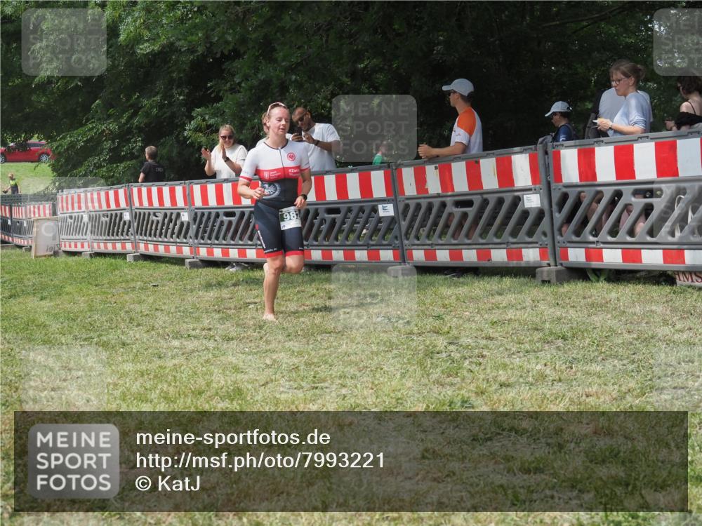 21.06.2025 - 27. Vierlanden-Triathlon KatJ http://msf.ph/oto/7993221 15.06.2025 12:33:53 Ziel 982 meine-sportfotos.de