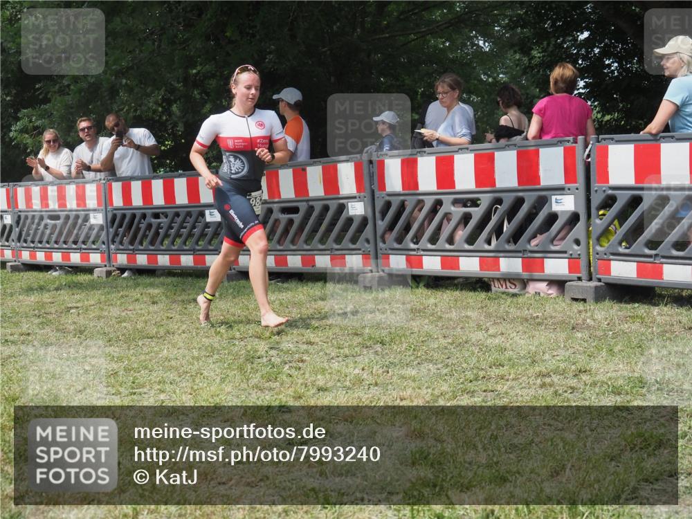 21.06.2025 - 27. Vierlanden-Triathlon KatJ http://msf.ph/oto/7993240 15.06.2025 12:33:53 Ziel 982 meine-sportfotos.de