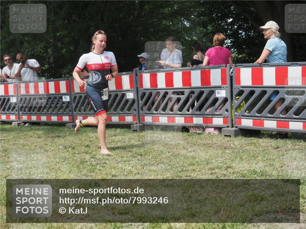 21.06.2025 - 27. Vierlanden-Triathlon KatJ http://msf.ph/oto/7993246 15.06.2025 12:33:53 Ziel 982 meine-sportfotos.de