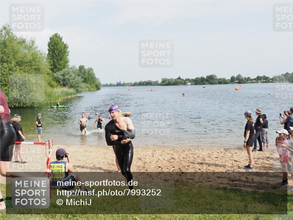 21.06.2025 - 27. Vierlanden-Triathlon MichiJ http://msf.ph/oto/7993252 15.06.2026 09:55:27 Schwimmen 272, 316, 327, 329, 335, 348, 353, 548 meine-sportfotos.de