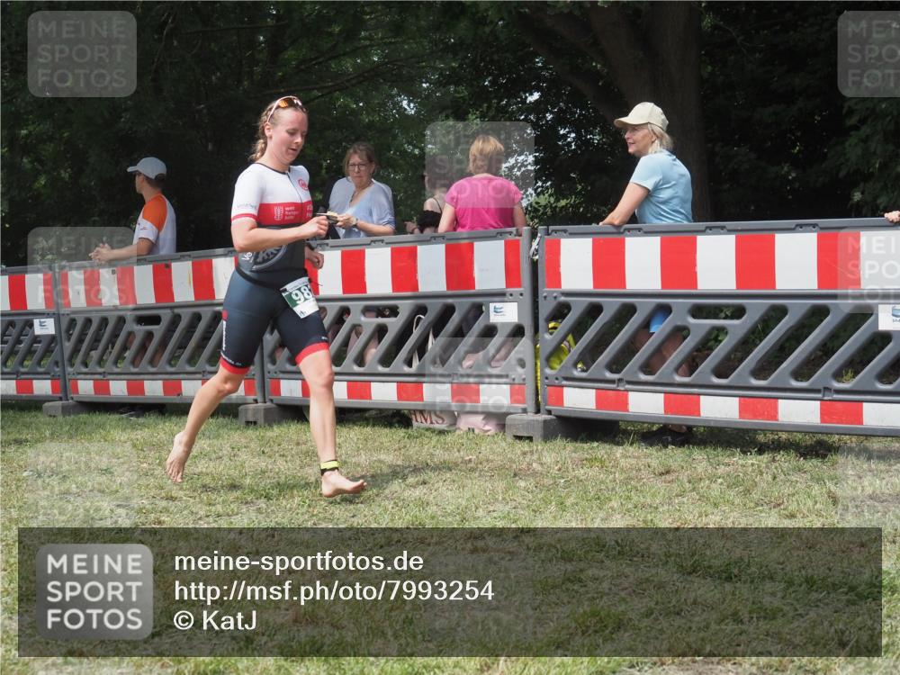 21.06.2025 - 27. Vierlanden-Triathlon KatJ http://msf.ph/oto/7993254 15.06.2025 12:33:53 Ziel 982 meine-sportfotos.de