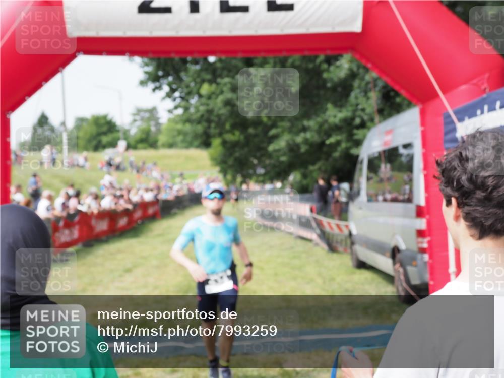 21.06.2025 - 27. Vierlanden-Triathlon MichiJ http://msf.ph/oto/7993259 15.06.2026 11:16:12 Ziel 411, 434 meine-sportfotos.de
