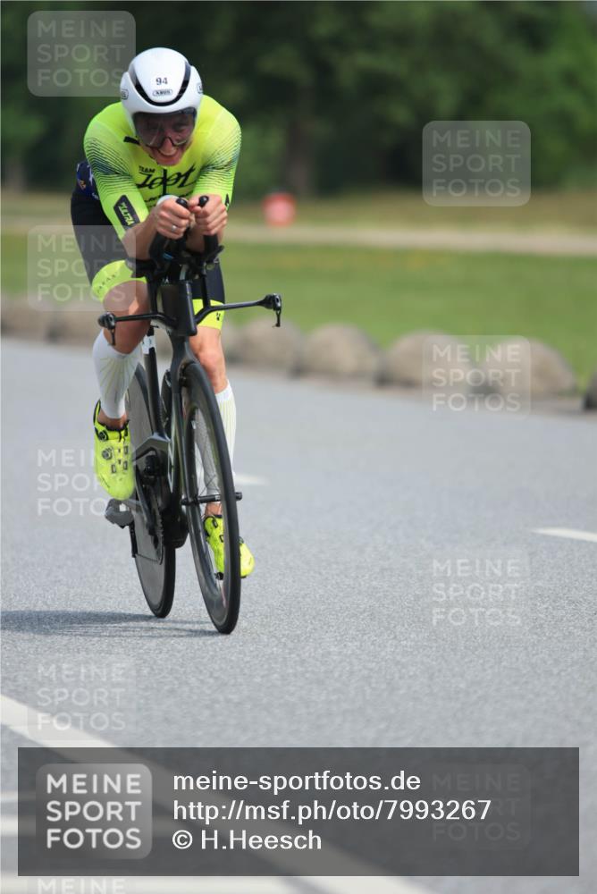 15.06.2025 - 27. Vierlanden-Triathlon H.Heesch http://msf.ph/oto/7993267 15.06.2025 10:22:23 Radfahren 94, 113, 200, 241, 490 meine-sportfotos.de