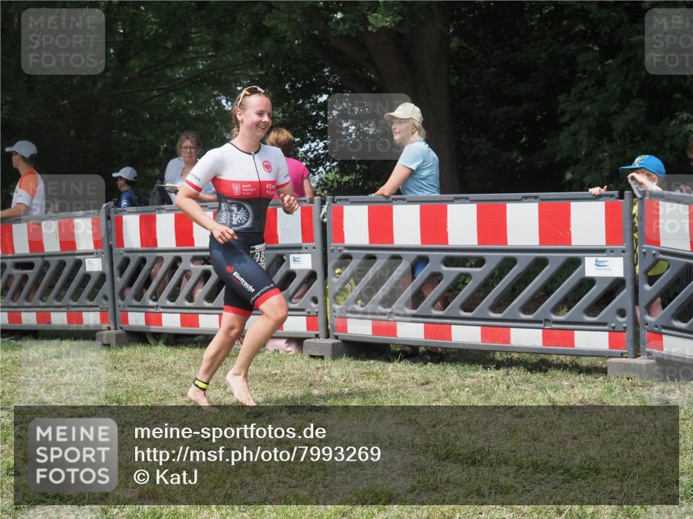 21.06.2025 - 27. Vierlanden-Triathlon KatJ http://msf.ph/oto/7993269 15.06.2025 12:33:54 Ziel 982 meine-sportfotos.de