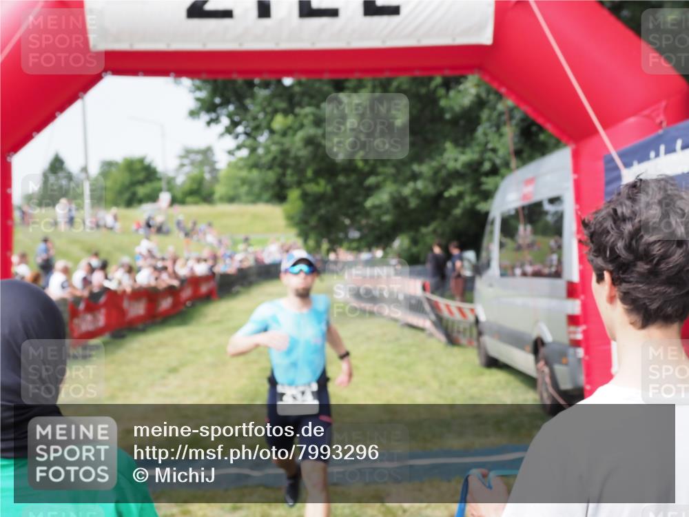 21.06.2025 - 27. Vierlanden-Triathlon MichiJ http://msf.ph/oto/7993296 15.06.2026 11:16:12 Ziel 411, 434 meine-sportfotos.de
