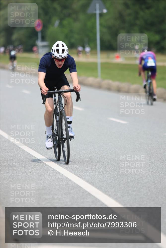 21.06.2025 - 27. Vierlanden-Triathlon H.Heesch http://msf.ph/oto/7993306 15.06.2025 12:04:36 Radfahren 237, 822, 826, 913 meine-sportfotos.de