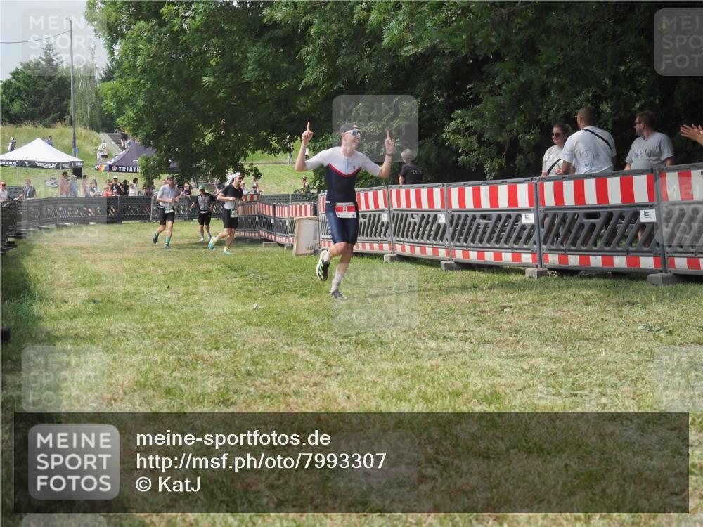21.06.2025 - 27. Vierlanden-Triathlon KatJ http://msf.ph/oto/7993307 15.06.2025 12:34:17 Ziel 8 meine-sportfotos.de